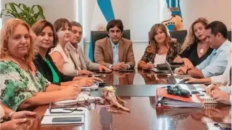 Diario de Cuyo | A CUARTO INTERMEDIO. La reunión de ayer empezó en la mañana y a las 16 se retiraron sindicatos y autoridades del Gobierno, tras aplazar la decisión al próximo martes 12 de marzo, una vez que hayan consultado con las bases y termine la negociación nacional