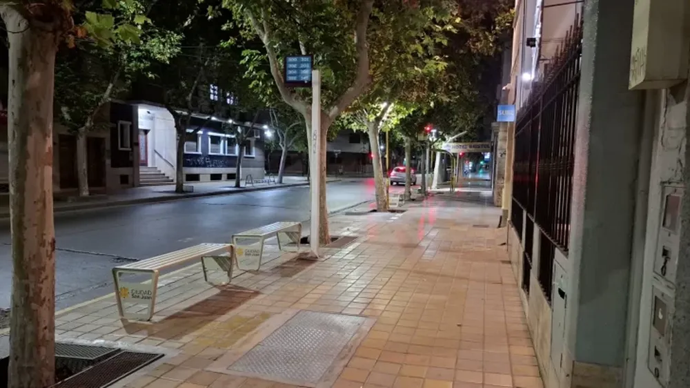 Vacías. Así estaban las paradas de colectivos en el microcentro sanjuanino este martes en la mañana.