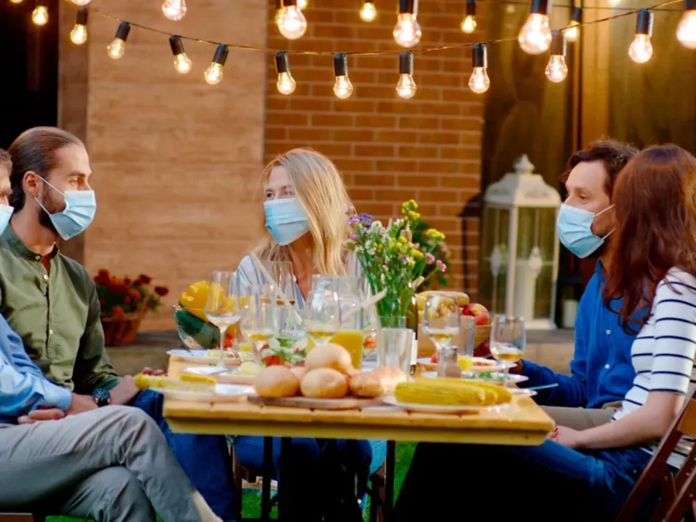 12 recomendaciones de especialistas para cuidarse del coronavirus durante los festejos de fin de año