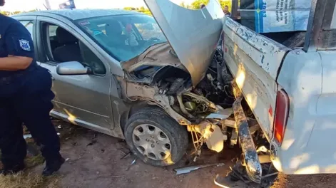 Perdió el control del auto, chocó una camioneta y atropelló a un peatón en Rawson