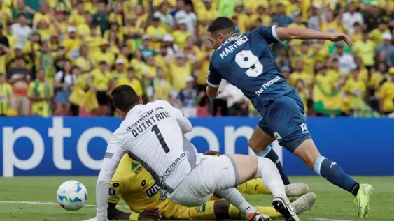 EL PRIMERO, Maravilla Martínez obliga y provoca el error. Los rivales chocaron, se produjo un rebote y el goleador de la Academia no perdonó. Contundente 4 a 0.