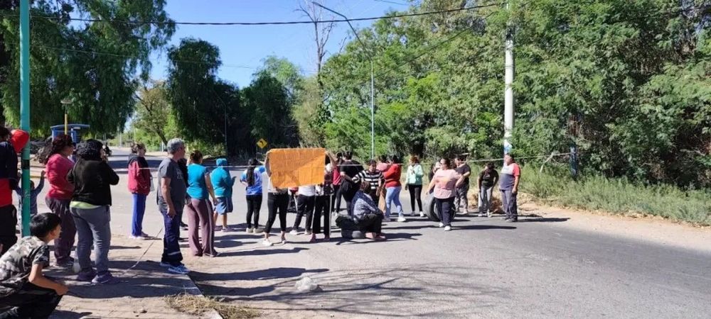 Vecinos de la zona Norte de Albardón llevan más de 30 días sin agua y la Parroquia Santa Bárbara lanzó una colecta para ayudarlos.