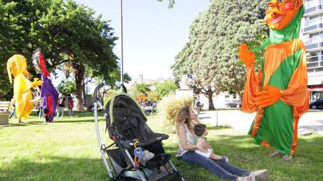 Tres títeres gigantes actuarán en las calles