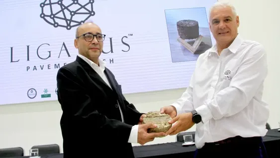 ORGULLO. Los ingenieros Roberto Vivas y Jorge Mora mostraron orgullosos una probeta de Liganus durante la conferencia de ayer para presentar su creación.