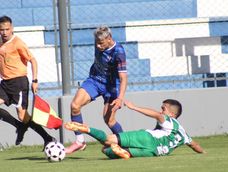 Ataque. Intenta Axel Brizuela, de Unión. El Azul empezó ganando, Desamparados se lo empató. Todo abierto en el Regional.