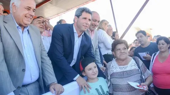 Uñac entregó 64 casas en un barrio de Caucete