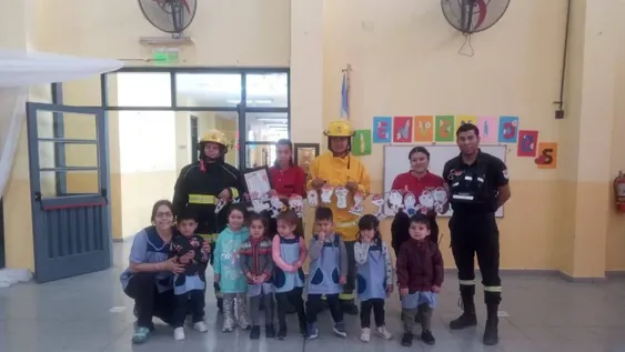 Los Bomberos Voluntarios de Albardón visitan las Escuelas de Nivel Inicial para dar charlas de prevención sísmica.
