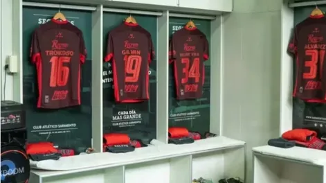 Insólito: barras de Colón ingresaron para robarse las camisetas previo al choque ante Lanús