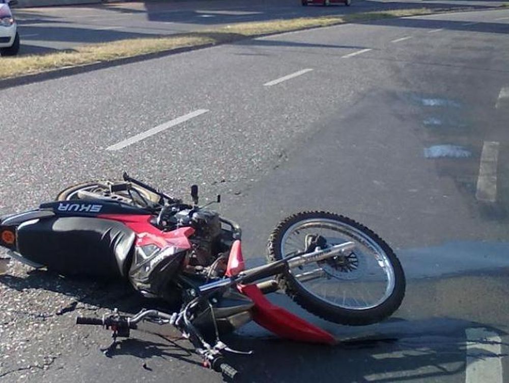 Un padre y sus dos hijos circulaban en moto y chocaron con un auto: los 3, hospitalizados