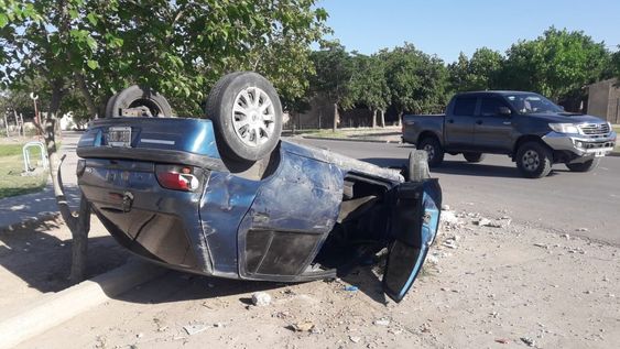 Volcaron y el conductor dijo que perdió el control luego de que lo pasaron a alta velocidad