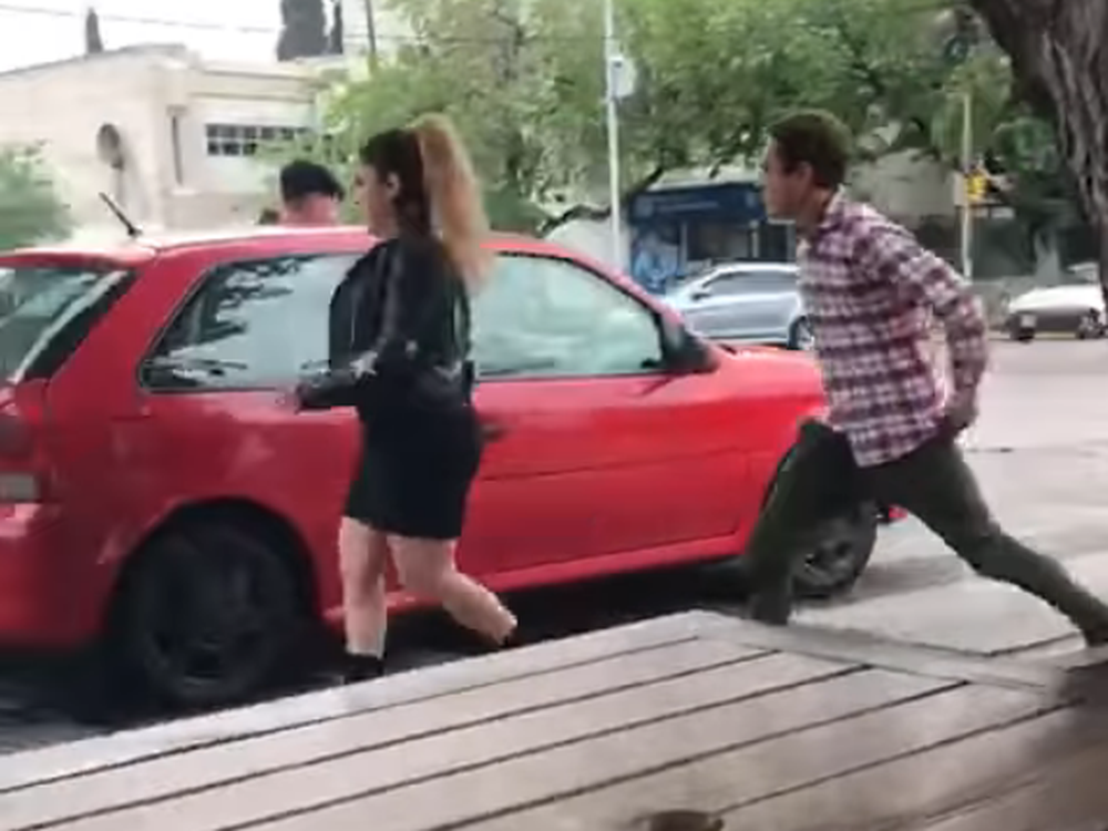 “Mirá la Noriega”, pillaron a la abogada empujando un auto con tacos y minifalda