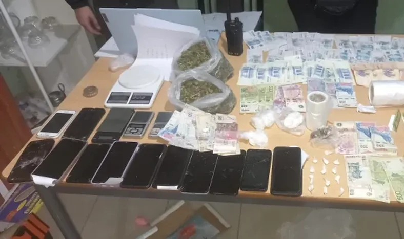 Cuatro detenidos en allanamientos: secuestran marihuana, cocaína y 400 mil pesos