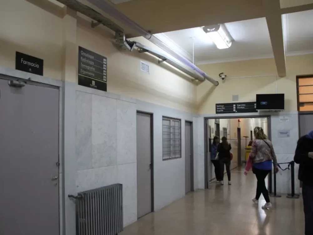 Corrió con su nieto de 6 meses que no respiraba y policías la ayudaron a salvarle la vida