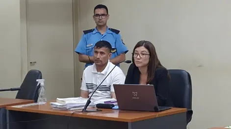 Luis Sebastian Piñones, junto con la defensora oficial Sandra Leveque.