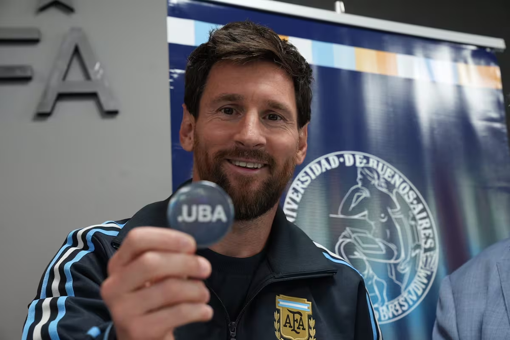 Lionel Messi recibió la medalla y el diploma del Doctor Honoris Causa de la UBA antes de su último partido con la Selección.