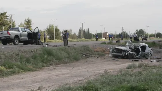 Impresionante fue el impacto entre la Toyota Hilux y el Peugeot 308. De los siete heridos, la conductora del auto fue la que se llevó la peor parte. Anoche continuaba internada en grave estado.