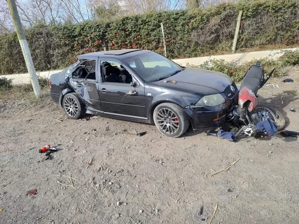 Buscan al conductor de un Peugeot 408 que habría causado el choque donde un policía terminó gravemente herido