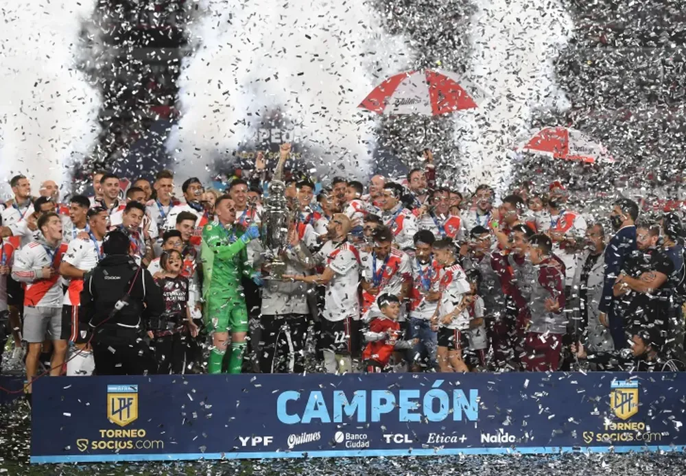 River, con fiesta completa