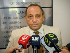 El fiscal Ignacio Achem supervisa la búsqueda de Flores en Sarmiento. El fiscal Ignacio Achem supervisa la búsqueda de Flores en Sarmiento.