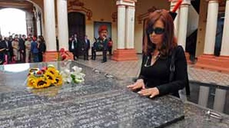 CFK, emocionada tras visitar la tumba de Chávez