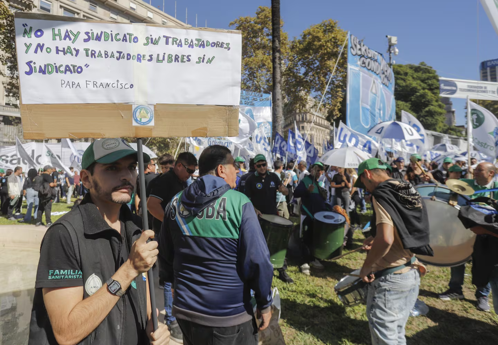 Con críticas al Gobierno, la CGT encabezó un acto en Plaza de Mayo: Profundicemos el conflicto