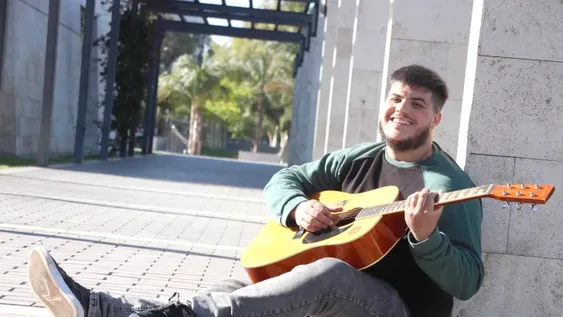 Con voz, letra y zapada propia