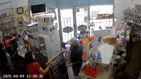 Jubilado, a mano armada, robó en un comercio.-