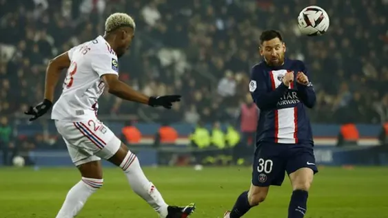 Messi, silbado, no pudo evitar la caída del PSG