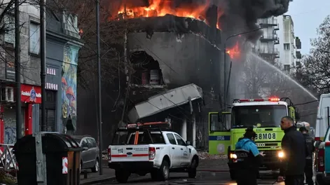 Incendio en La Plata: creen que todavía hay gente atrapada y convocaron a rescatistas