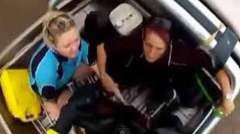 Dramático rescate de una pareja y su bebé de una inundación