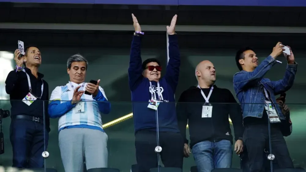 Maradona se llevó las miradas y fue ovacionado