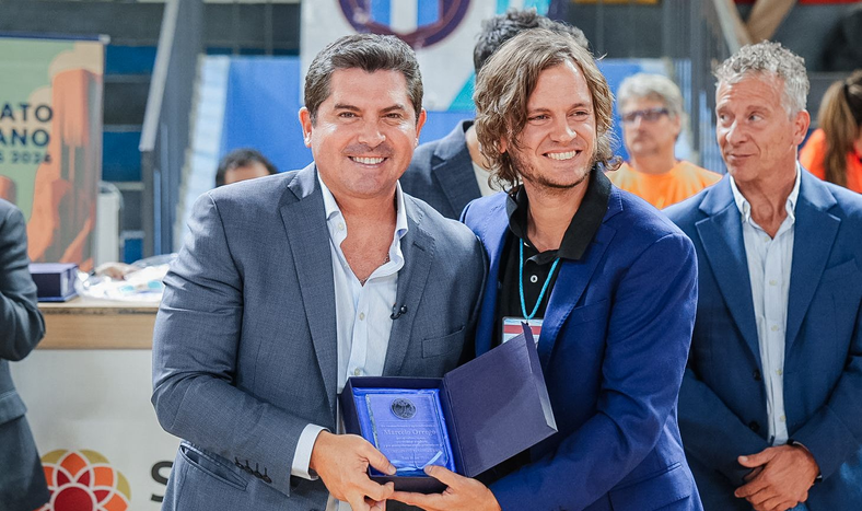 El gobernador Marcelo Orrego junto a Leonardo Pérez, presidente de la Asociación de Sordomudos de San Juan.