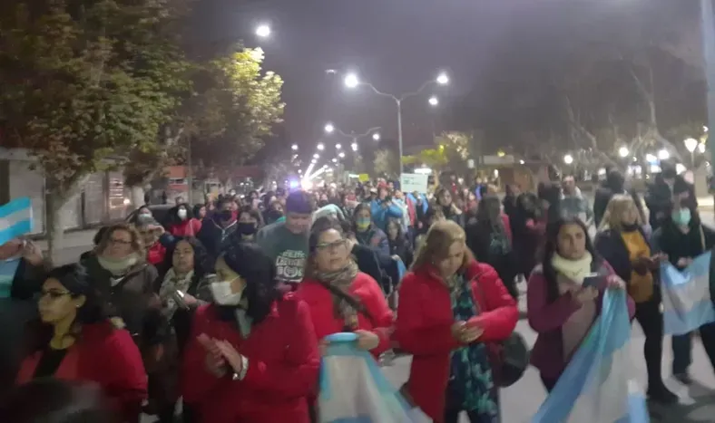 Bocinazo alrededor de la Plaza 25 y marcha docente en Caucete