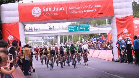 Definiciones. La avenida de Circunvcalación fue epicentro del cierre del Tour del Sol del ciclismo libre.