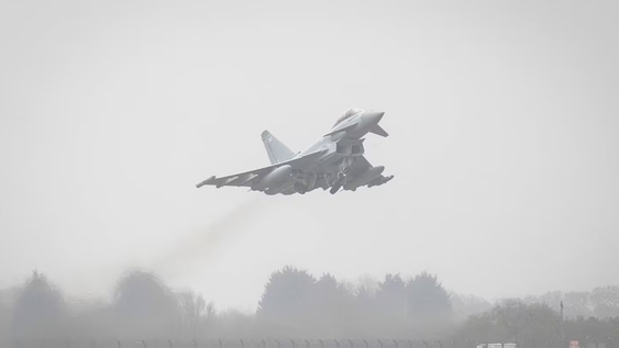Un avión Typhoon despega de la base de RAF Coningsby con destino a Qatar.