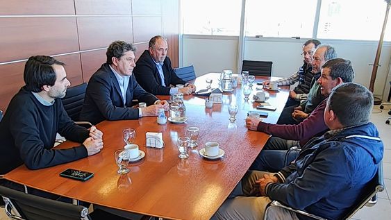 Autoridades provinciales y dirigentes de la Sociedad de Chacareros Temporarios, en el encuentro que evaluó el estado de las tareas conjuntas.