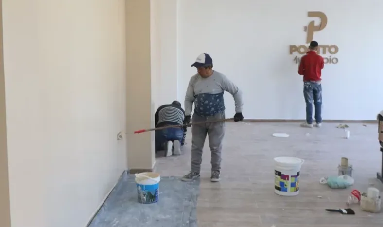 EN OBRA. Empleados del municipio de Pocito trabajan en los últimos detalles de la obra de refacción de la exsede del Concejo Deliberante que pasará a ser un salón de usos múltiples.