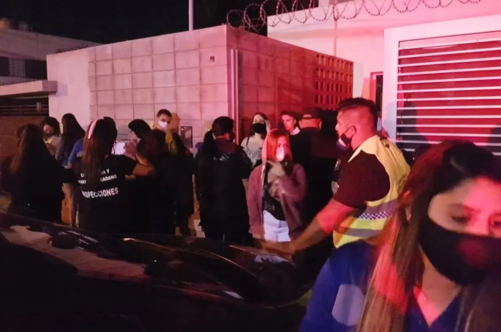 Miles de jóvenes sin tapabocas ni distancia social para el Año Nuevo