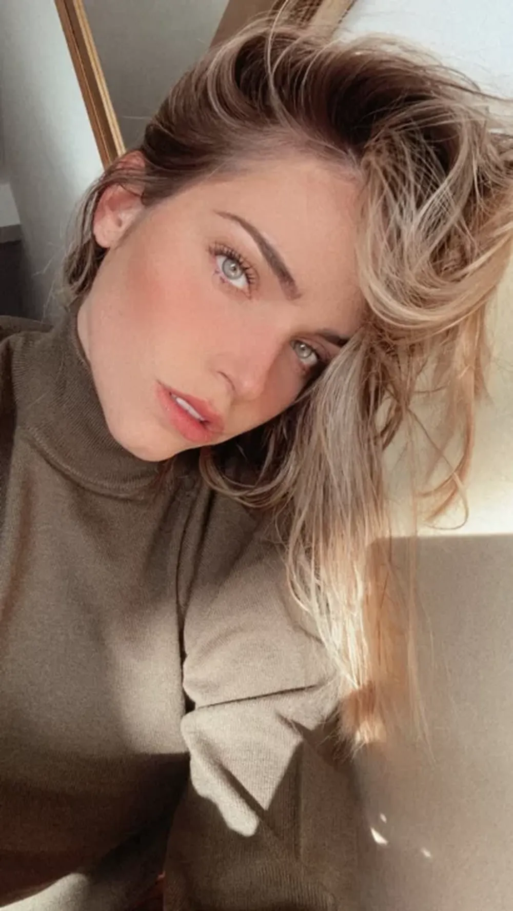 La muy sexy aparición de Minnie West en la serie de Luis Miguel