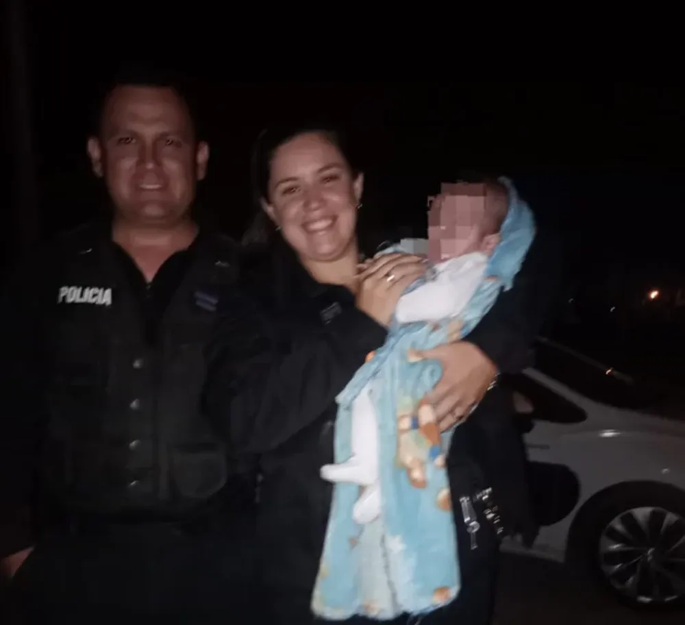 Policías le salvaron la vida a un bebé de dos meses que se estaba ahogando
