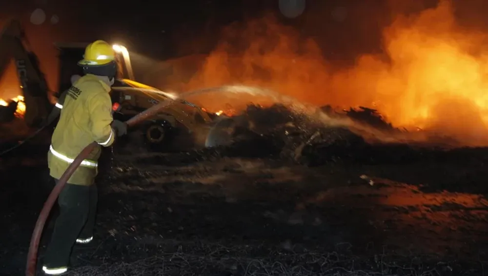 Incendio en la exportadora de pasas: creen que estarán toda la noche para extinguir el fuego que dejó grandes pérdidas