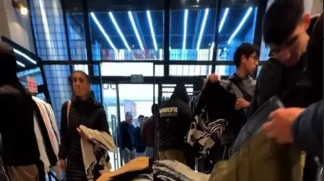 FERIA DE DESCUENTOS. Las ofertas de bolsas con productos de otras temporadas o segunda selección atrajo a cientos de compradores en Mar del Plata.