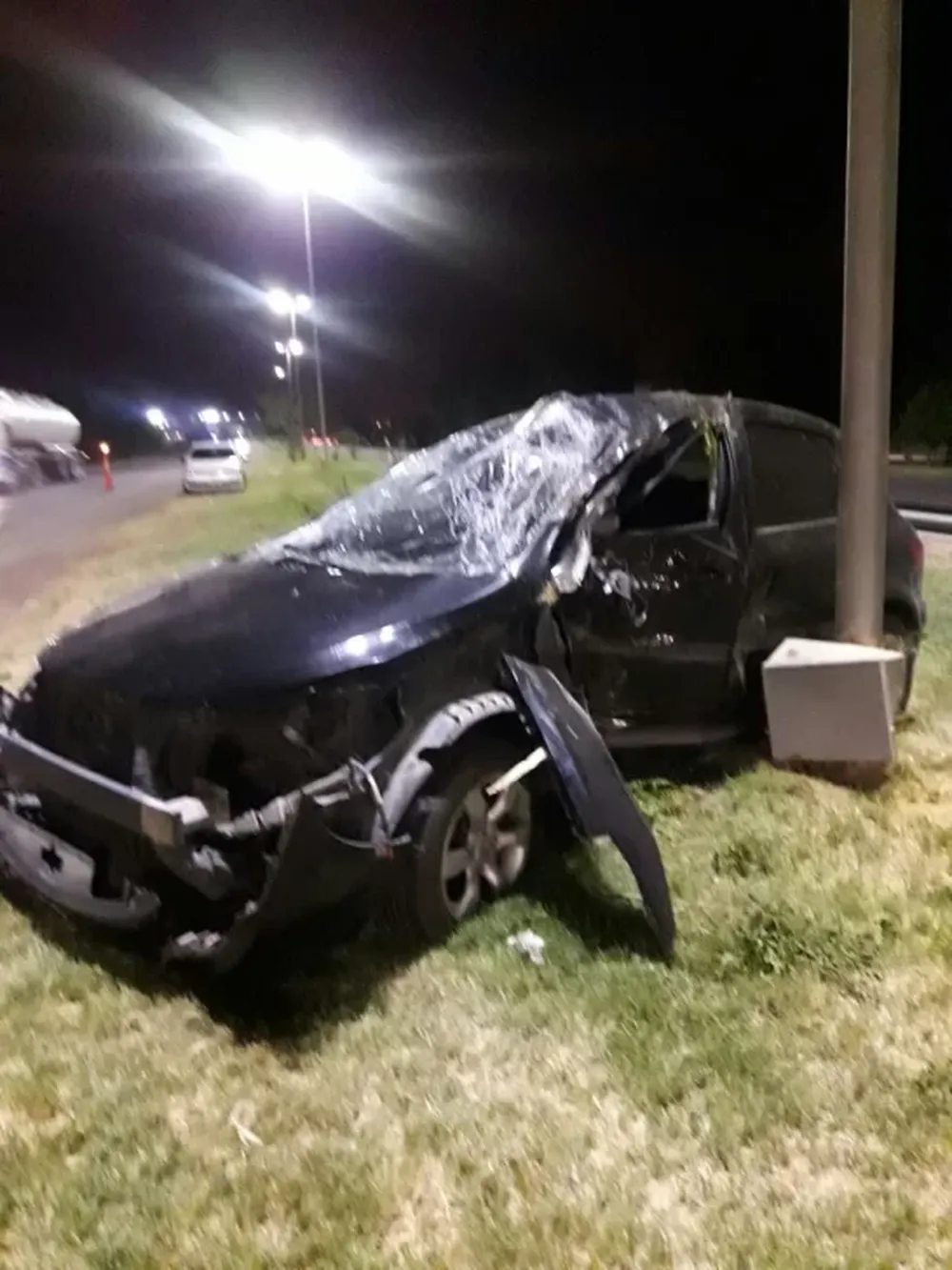 Perdió el control, se despistó y chocó contra un poste de luz