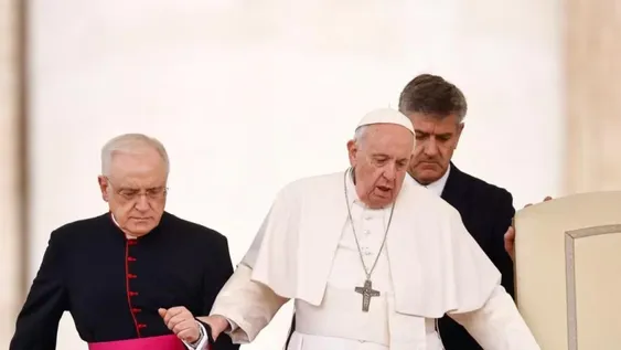 Por su dolor de rodilla, el Papa pospuso sin fecha viaje a África