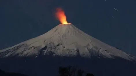 Elevan a naranja el nivel de alerta por mayor actividad sísmica del volcán Villarica en Chile