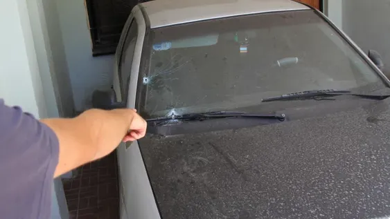 Tres disparos al auto de una familia, la Policía sospecha de un ajuste de cuentas