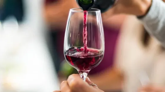 Un estudio afirma que un componente del vino tinto tiene el poder de frenar al coronavirus