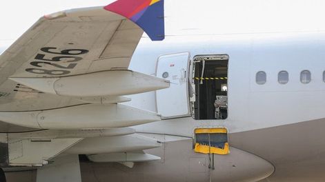 Un pasajero abrió la puerta de emergencia de un avión en pleno vuelo: hay 12 heridos