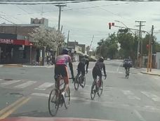 [video] polemica: filmaron a un grupo de ciclistas cruzando semaforos en rojo en santa lucia