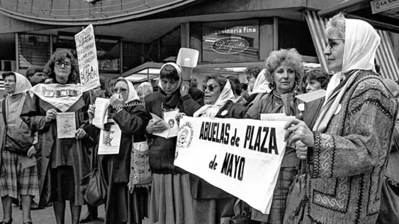 Una vida detrás de los nietos desaparecidos de la dictadura